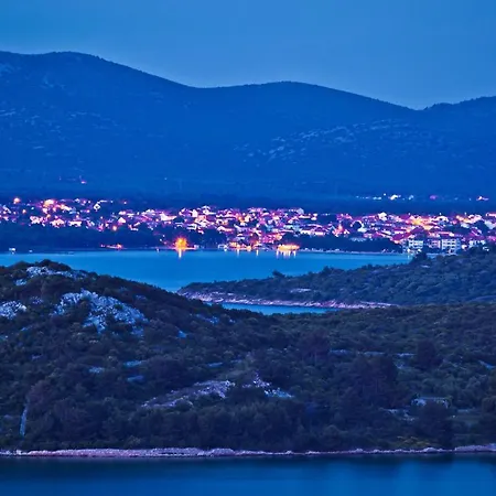 Olive Camp The Garden 3* Tisno